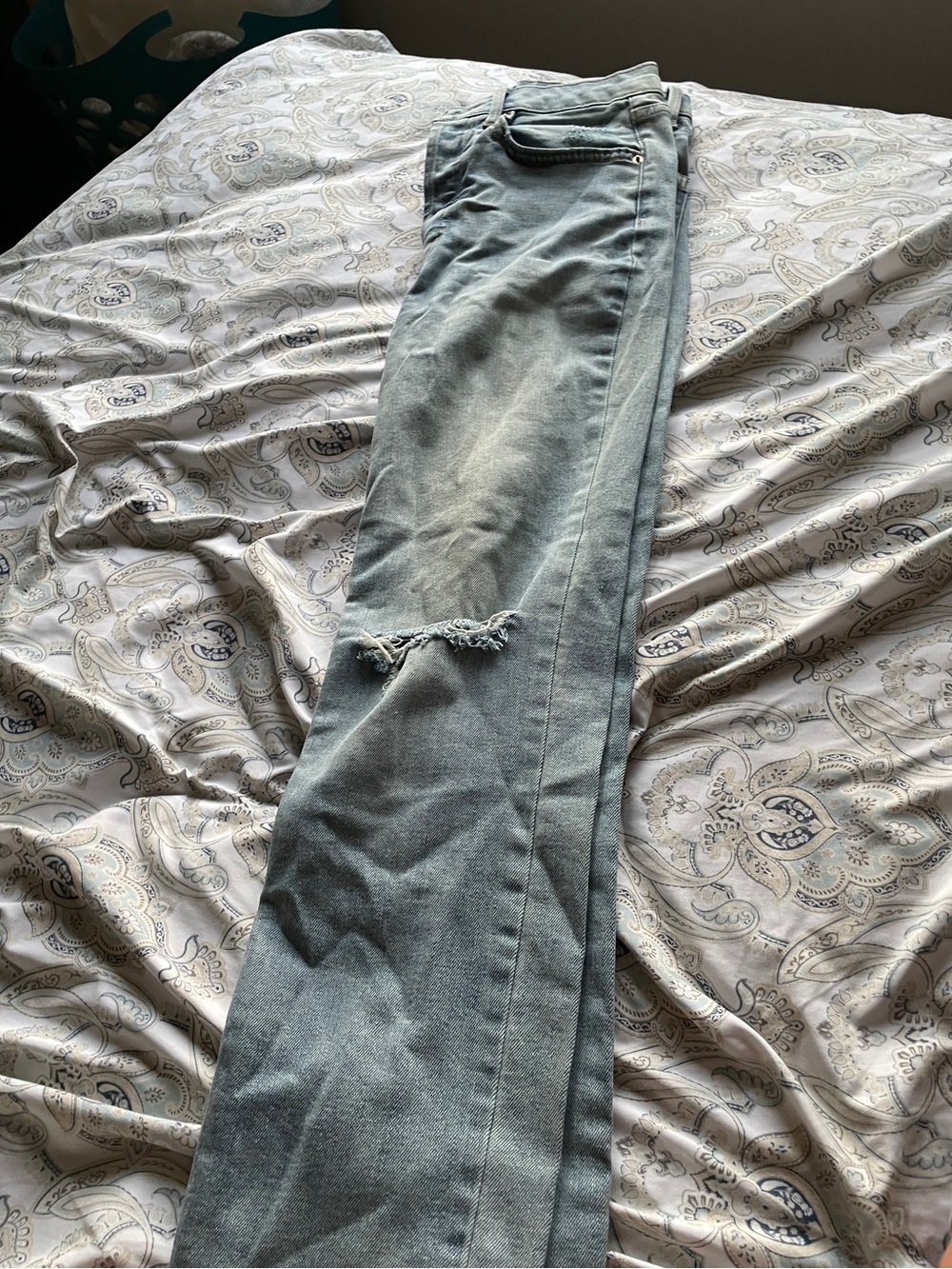 Light washed jeans w/ rips in the knees